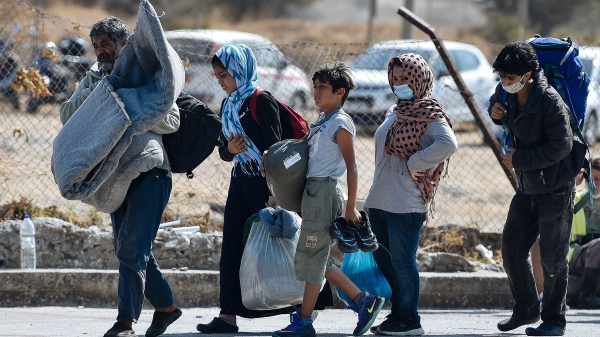 Na ostrově Lesbos začalo stěhování migrantů do nového tábora